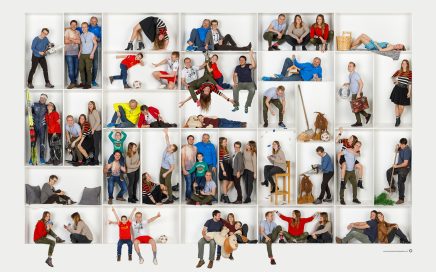 Buntes Setzkasten-Fotoshooting mit Requisiten – Kreative Gruppenbilder im Rheintal