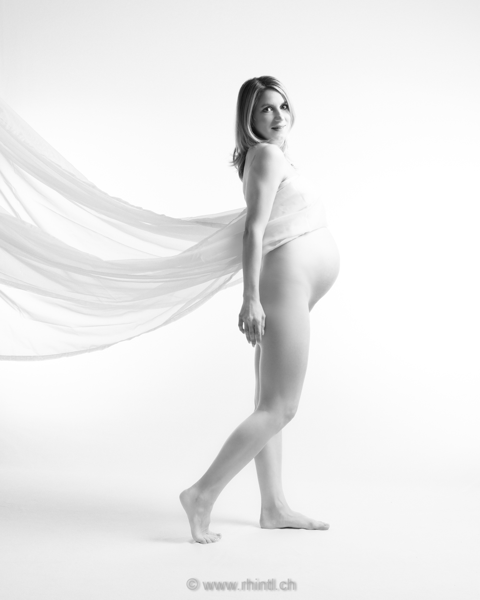 Dynamisches Babybauch-Shooting mit fliegendem Tuch – Ästhetische Fotografie Rebstein