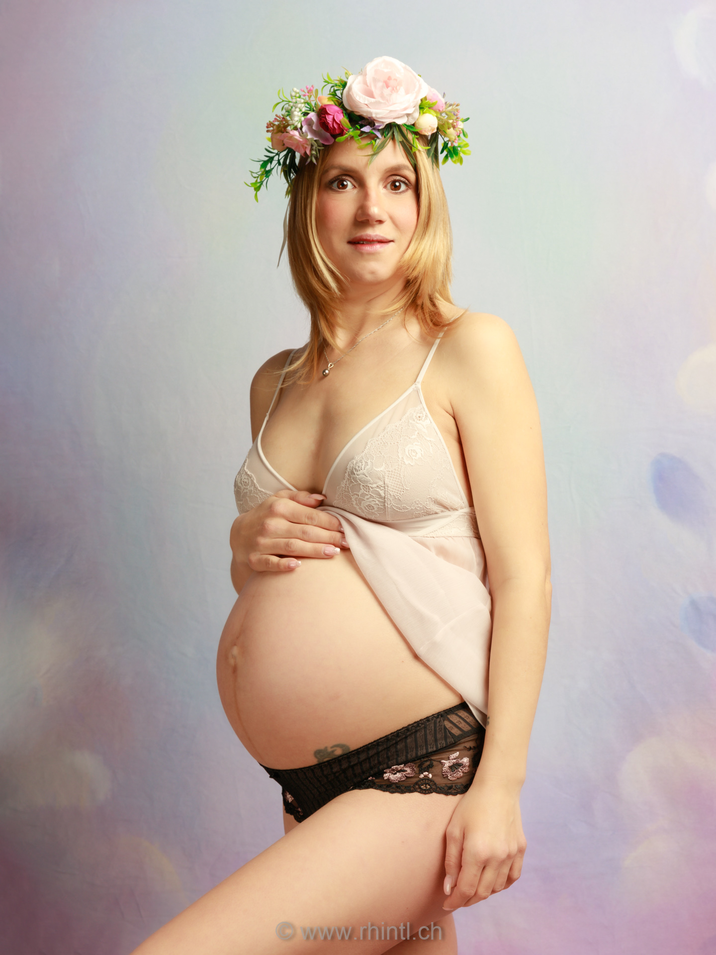Romantisches Schwangerschafts-Fotoshooting mit Blumenkranz – Fotostudio in Rebstein