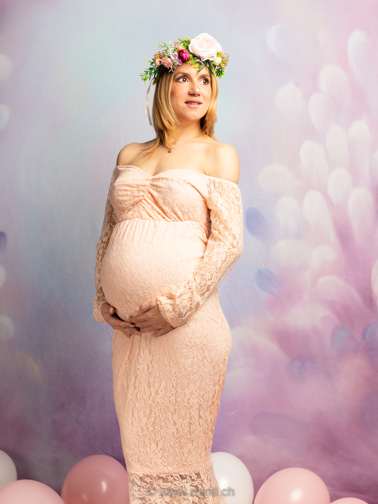 Romantisches Schwangerschafts-Fotoshooting mit Blumenkranz – Fotostudio in Rebstein