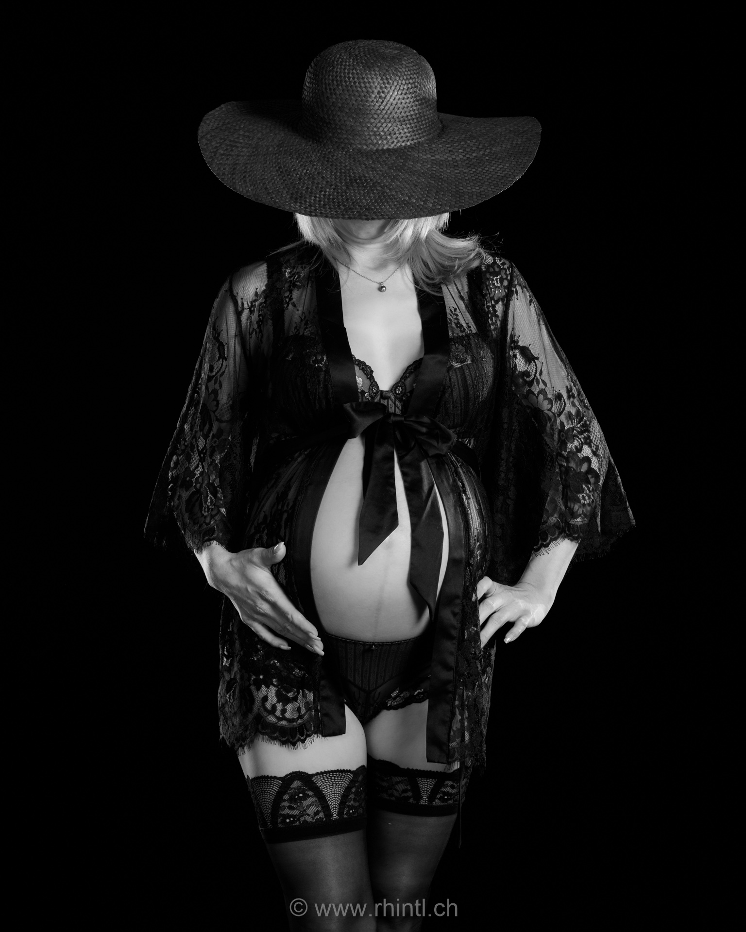 Sinnliches Babybauch Shooting im Spitzenkleid – Ästhetische Schwangerschaftsfotos Rebstein