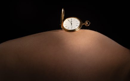 Kunstvolles Babybauchfoto aus dem Fotostudio rhintl, Rebstein, Schweiz