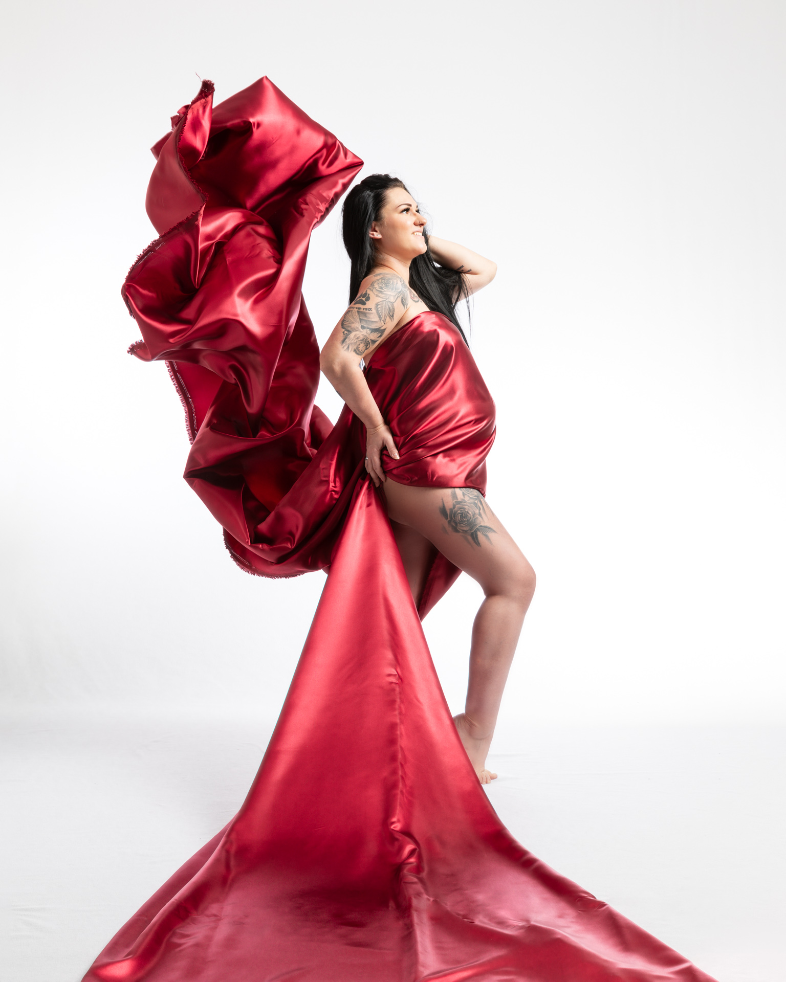 Dynamisches Babybauch-Shooting mit fliegendem Tuch – Ästhetische Fotografie Rebstein