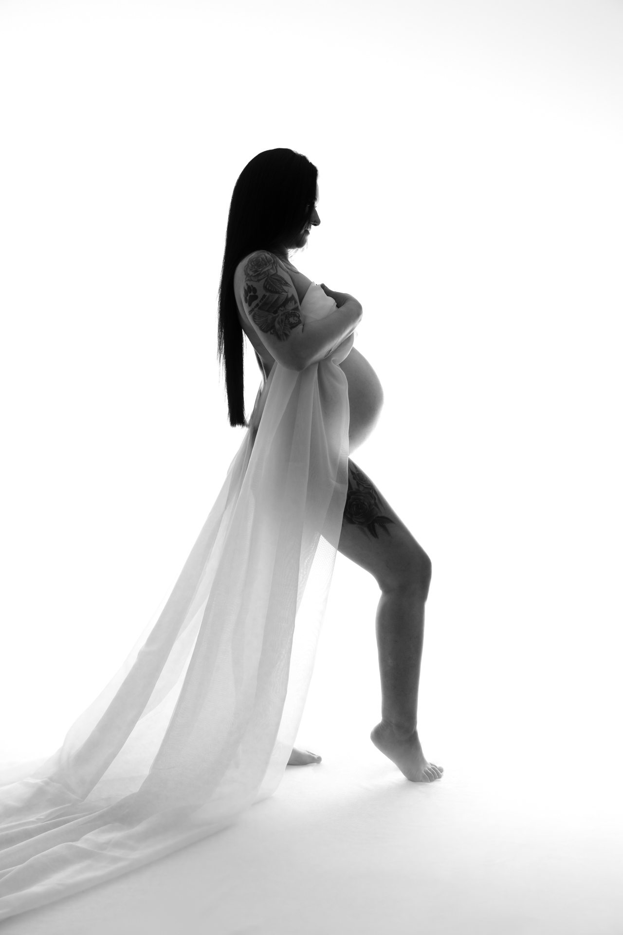 Sinnliches Babybauch Fotoshooting Schwarz-Weiss im Fotostudio Rheintal