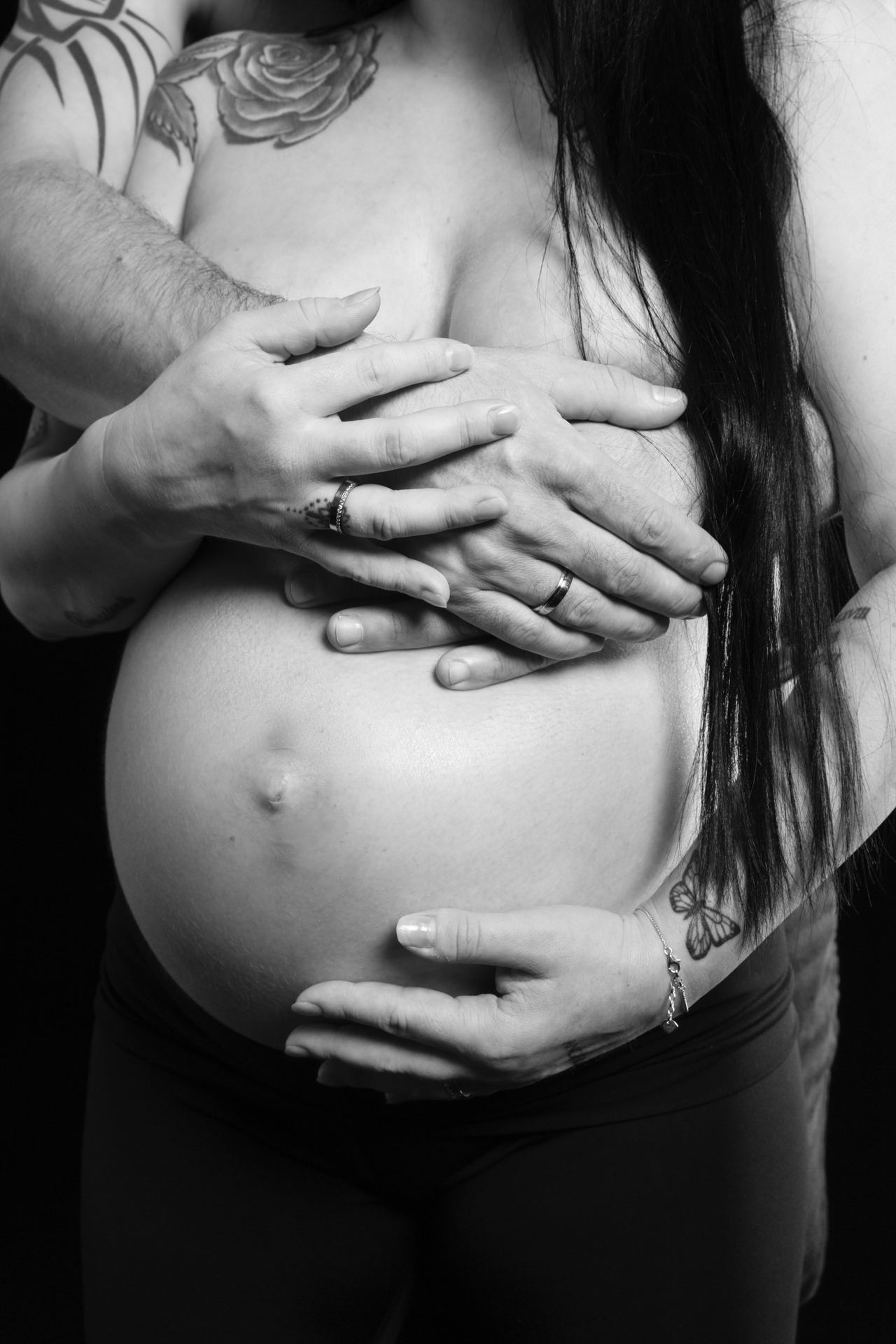 Sinnliches Babybauch Fotoshooting mit Partner, Schwarz-Weiss im Fotostudio Rheintal