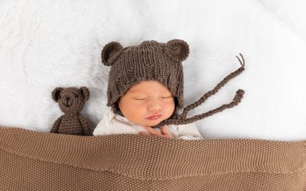 Neugeborenes mit süssem Mützchen und Blumenkranz – Babyfotoshooting Fotostudio Rheintal