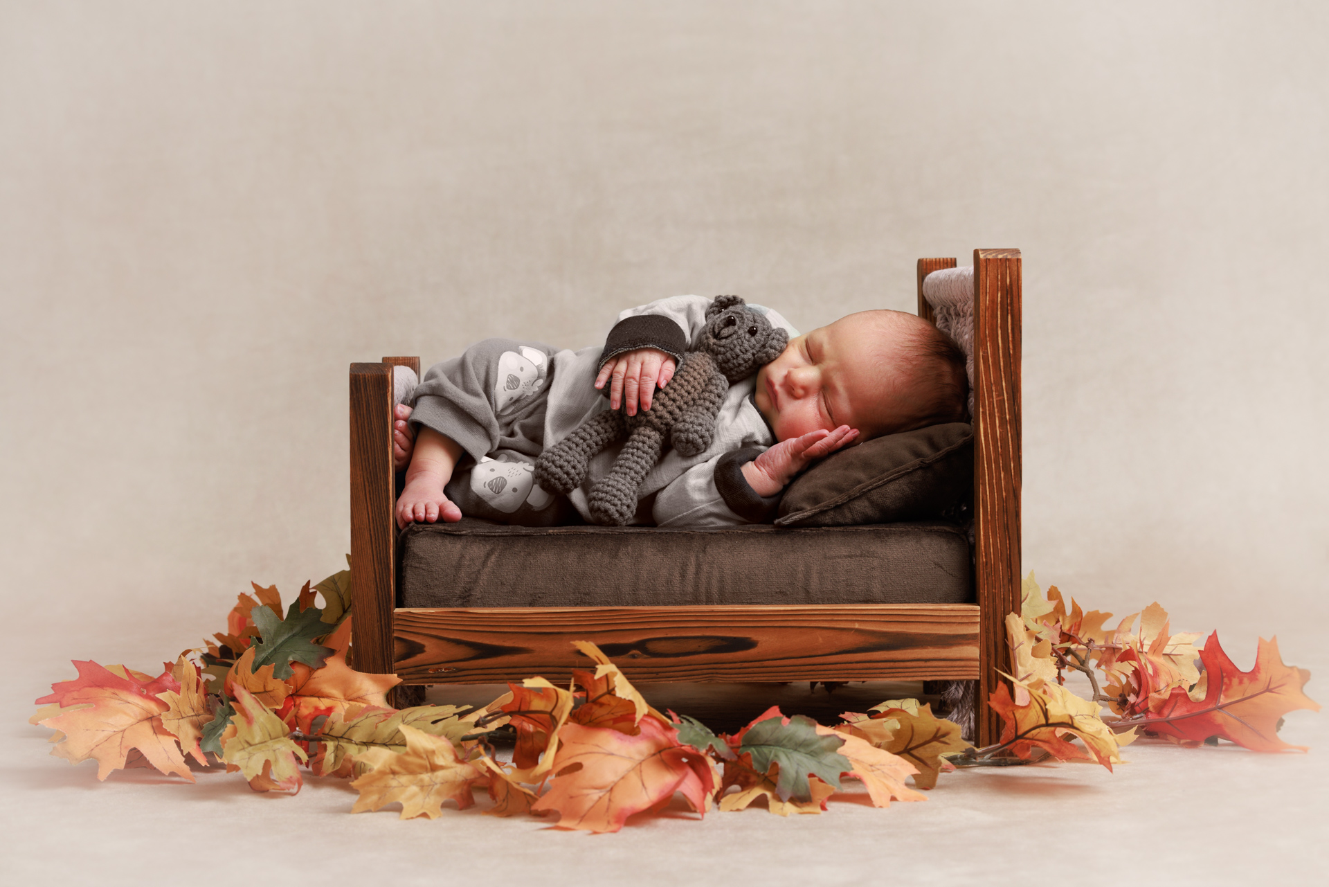 Niedliches Babyfotoshooting im Holzbettchen – Kreative Newborn-Fotografie Studio Rebstein