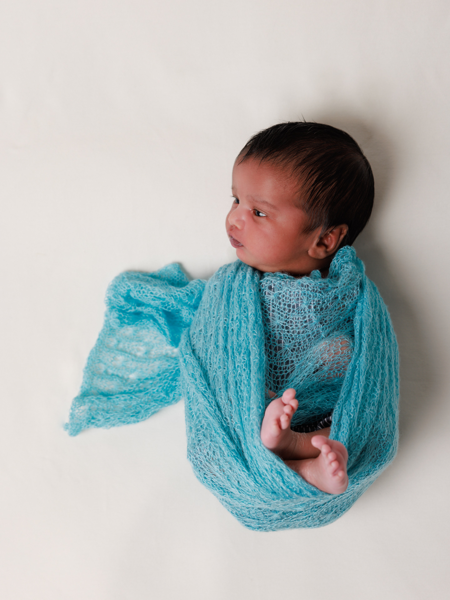 Sanft gewickeltes Baby beim Newborn Fotoshooting – Babyfotografie Fotostudio Rebstein