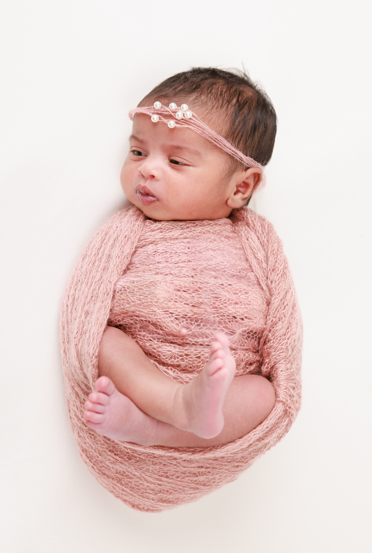 Sanft gewickeltes Baby beim Newborn Fotoshooting – Babyfotografie Fotostudio Rebstein