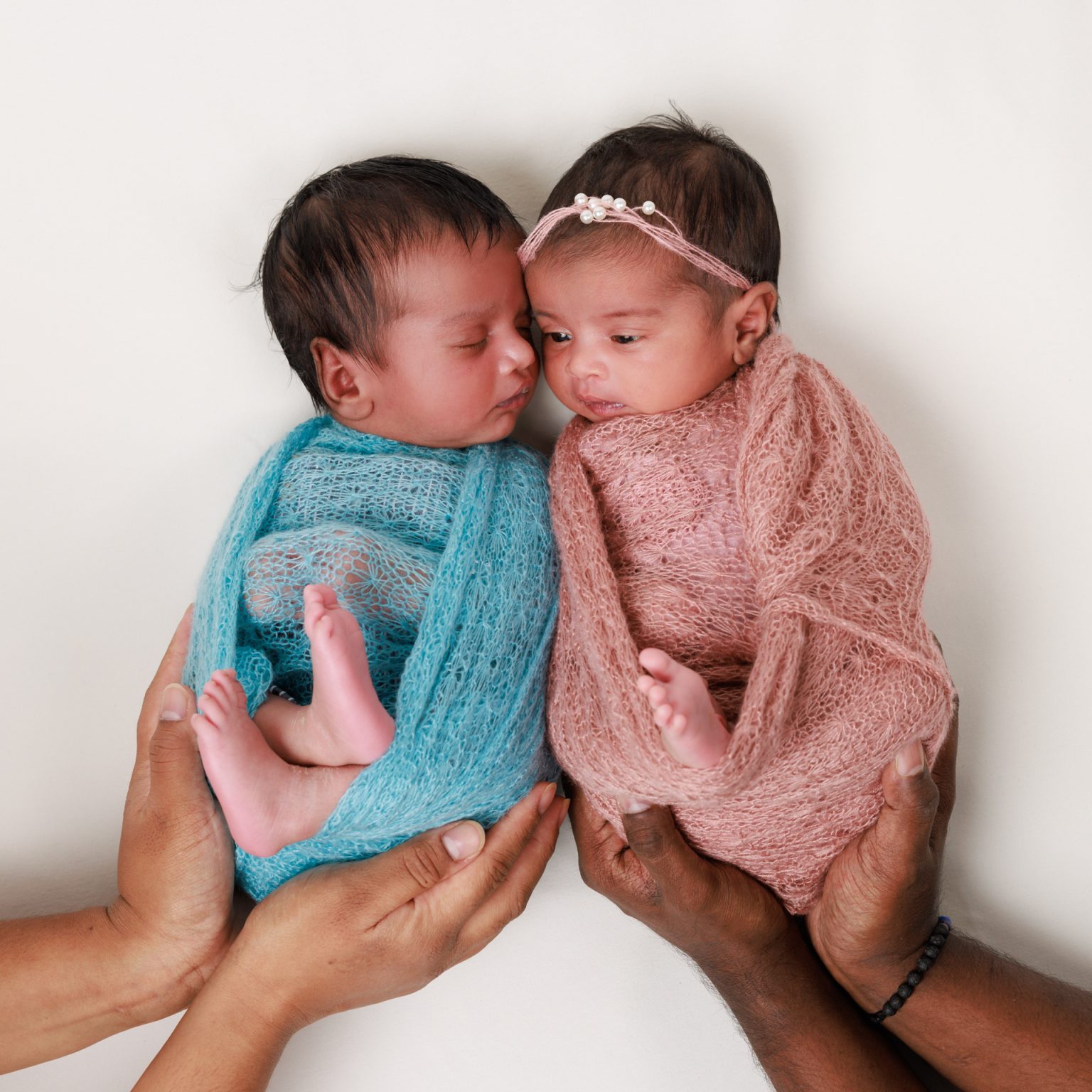 Sanft gewickeltes Baby beim Newborn Fotoshooting – Babyfotografie Fotostudio Rebstein
