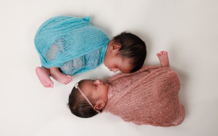 Sanft gewickeltes Baby beim Newborn Fotoshooting – Babyfotografie Fotostudio Rebstein