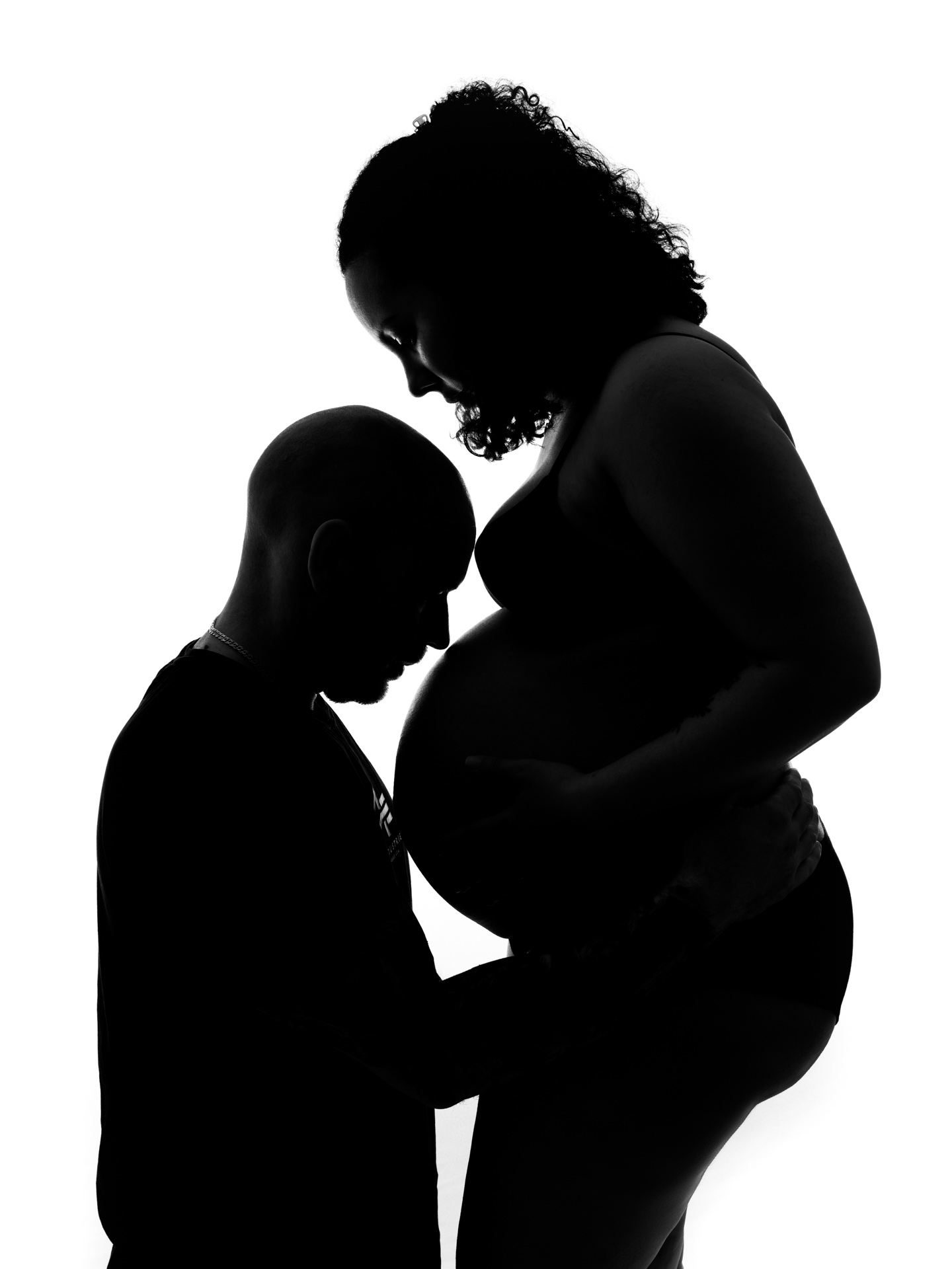 Künstlerische Babybauch Silhouette im Low-Key Stil – Schwangerschafts-Portrait Rheintal