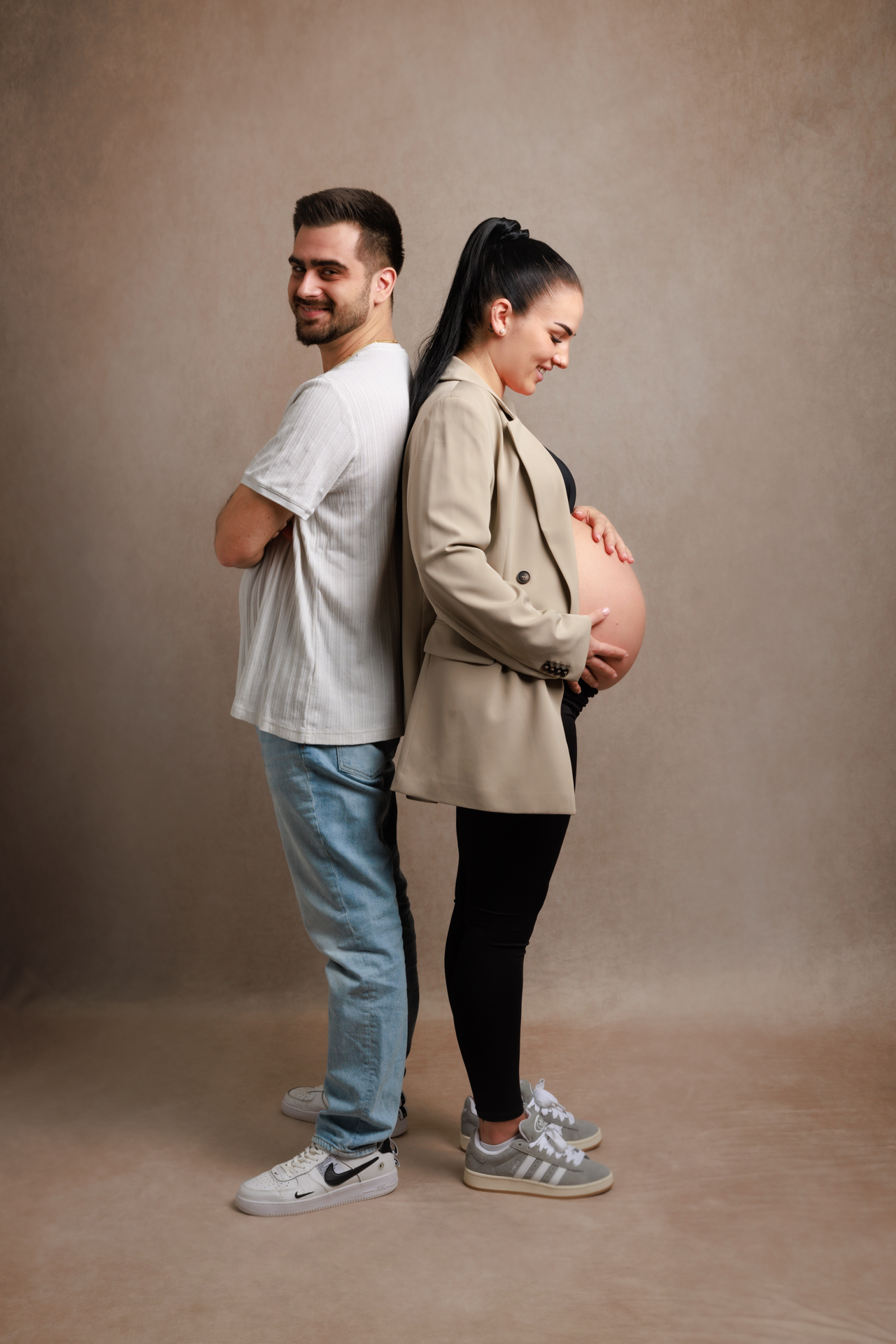 Entspanntes Babybauch Fotoshooting im Partnerlook – Authentische Paarfotos Rheintal