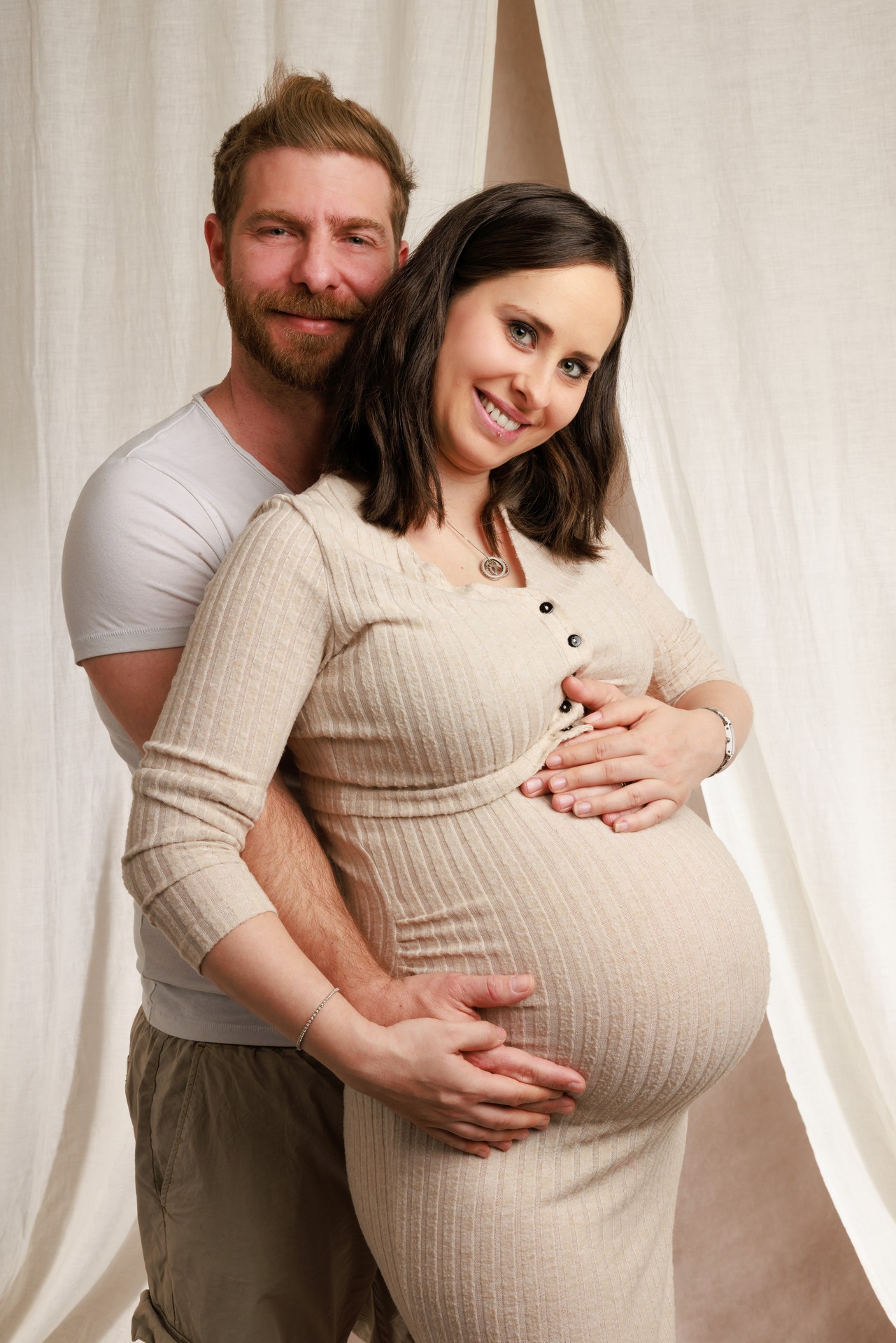 Babybauch Fotoshooting für Paare – Liebevolle Schwangerschaftsfotos im Studio Rheintal