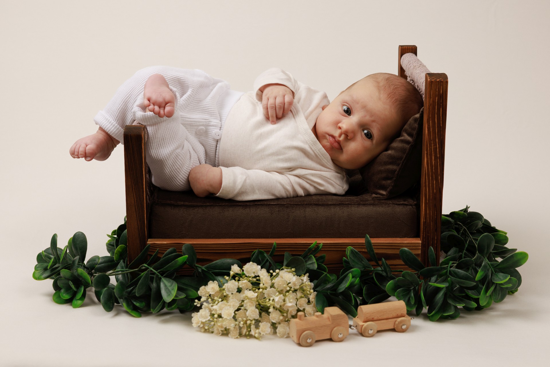 Niedliches Babyfotoshooting im Holzbettchen – Kreative Newborn-Fotografie Studio Rebstein
