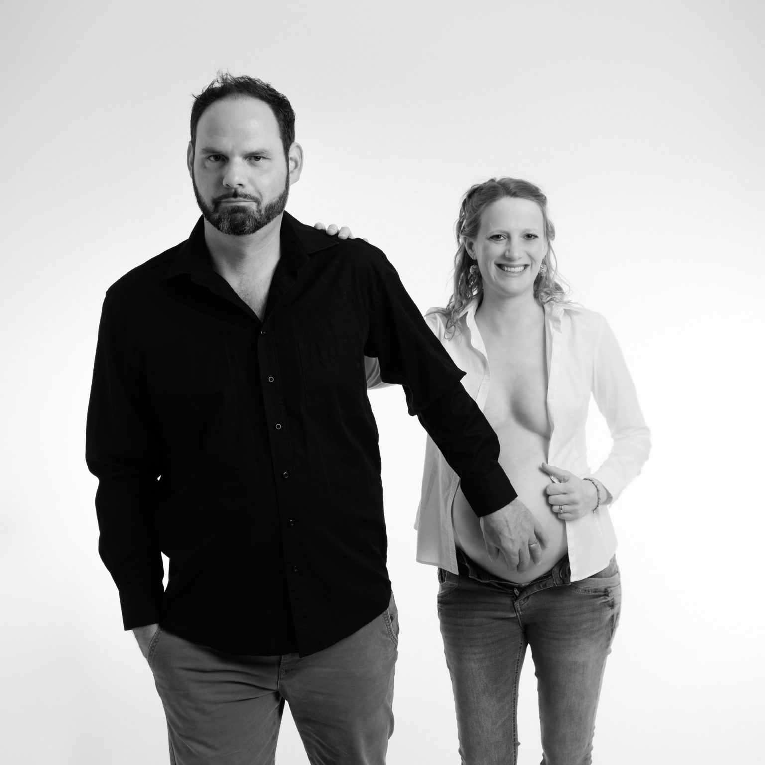Babybauch Fotoshooting für Paare – Liebevolle Schwangerschaftsfotos im Studio Rheintal