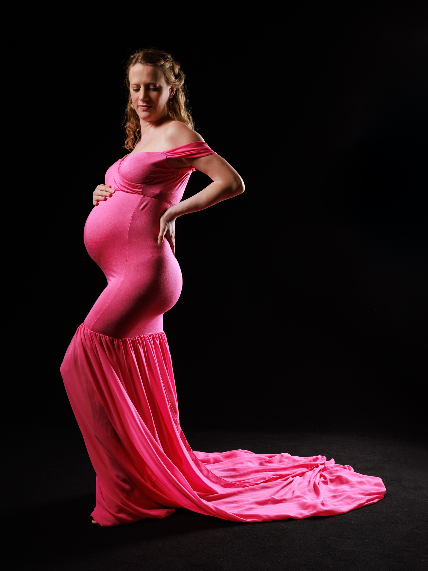 Babybauch Fotoshooting im eleganten roten Kleid – Schwangerschaftsfotos Fotostudio Rheintal