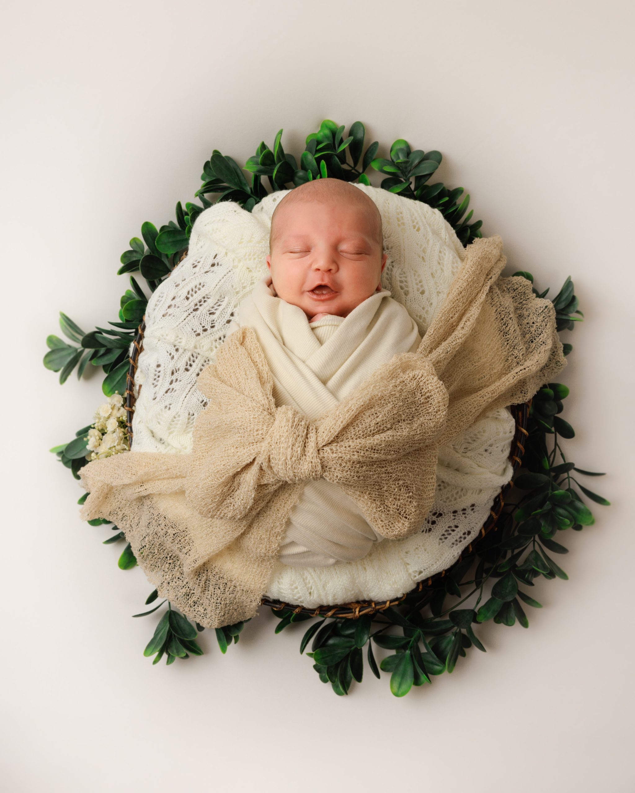 Sanft gewickeltes Baby beim Newborn Fotoshooting – Babyfotografie Fotostudio Rebstein