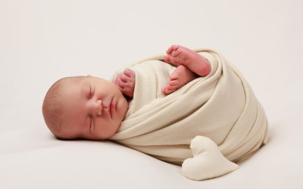 Sanft gewickeltes Baby beim Newborn Fotoshooting – Babyfotografie Fotostudio Rebstein