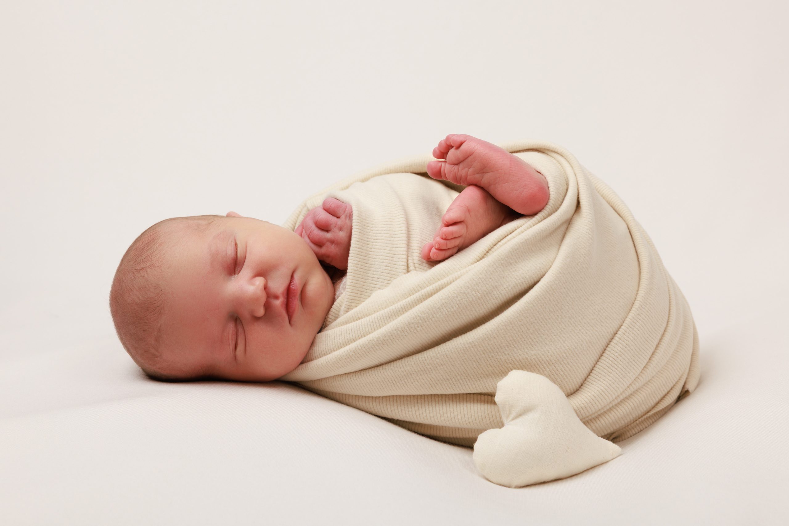 Sanft gewickeltes Baby beim Newborn Fotoshooting – Babyfotografie Fotostudio Rebstein