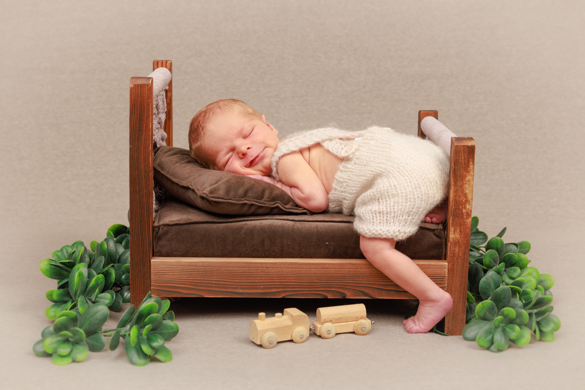 Niedliches Babyfotoshooting im Holzbettchen – Kreative Newborn-Fotografie Studio Rebstein