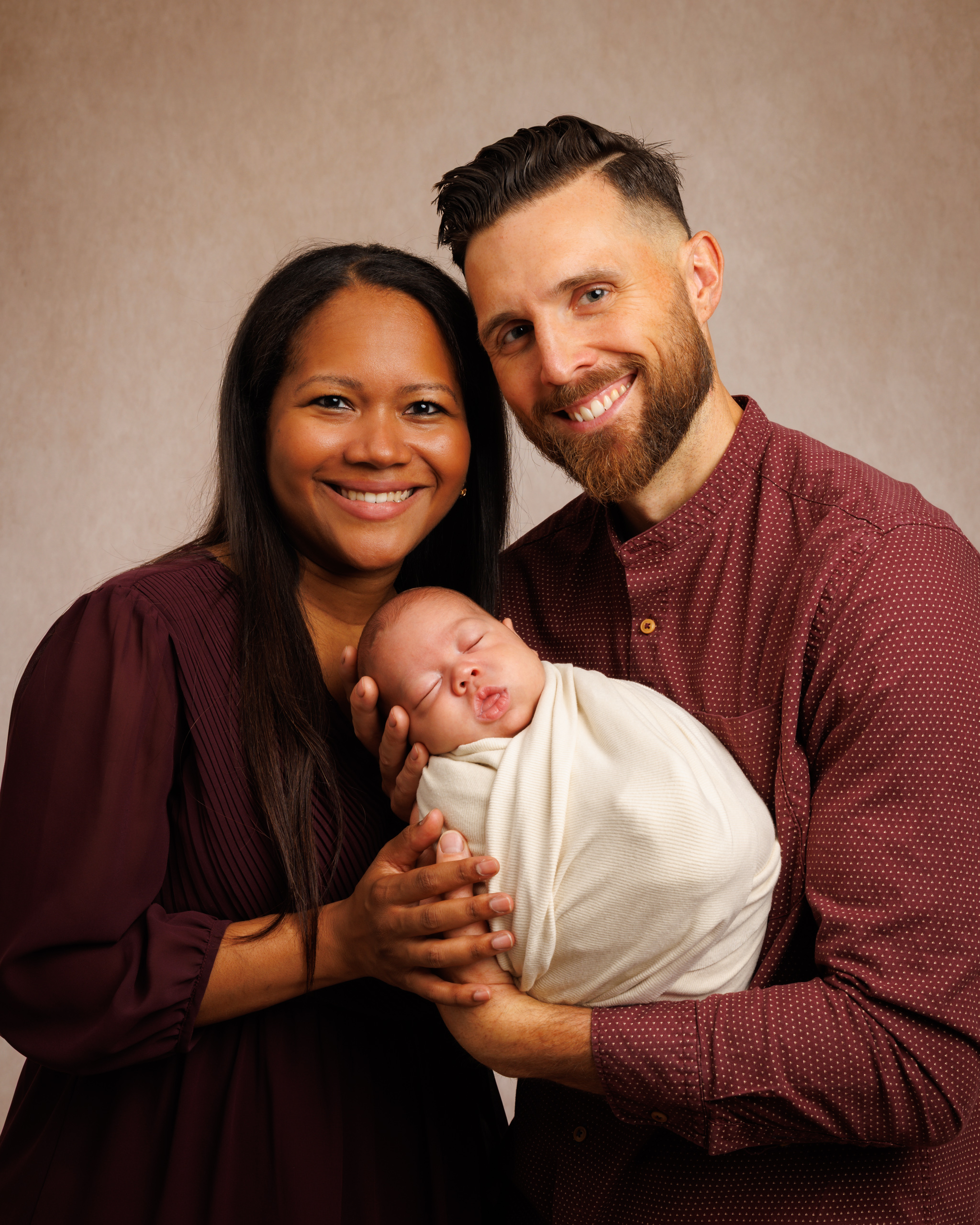Liebevolles Babyfoto mit Mama und Papa und Neugeborenem – Natürliche Babyfotografie Rebstein