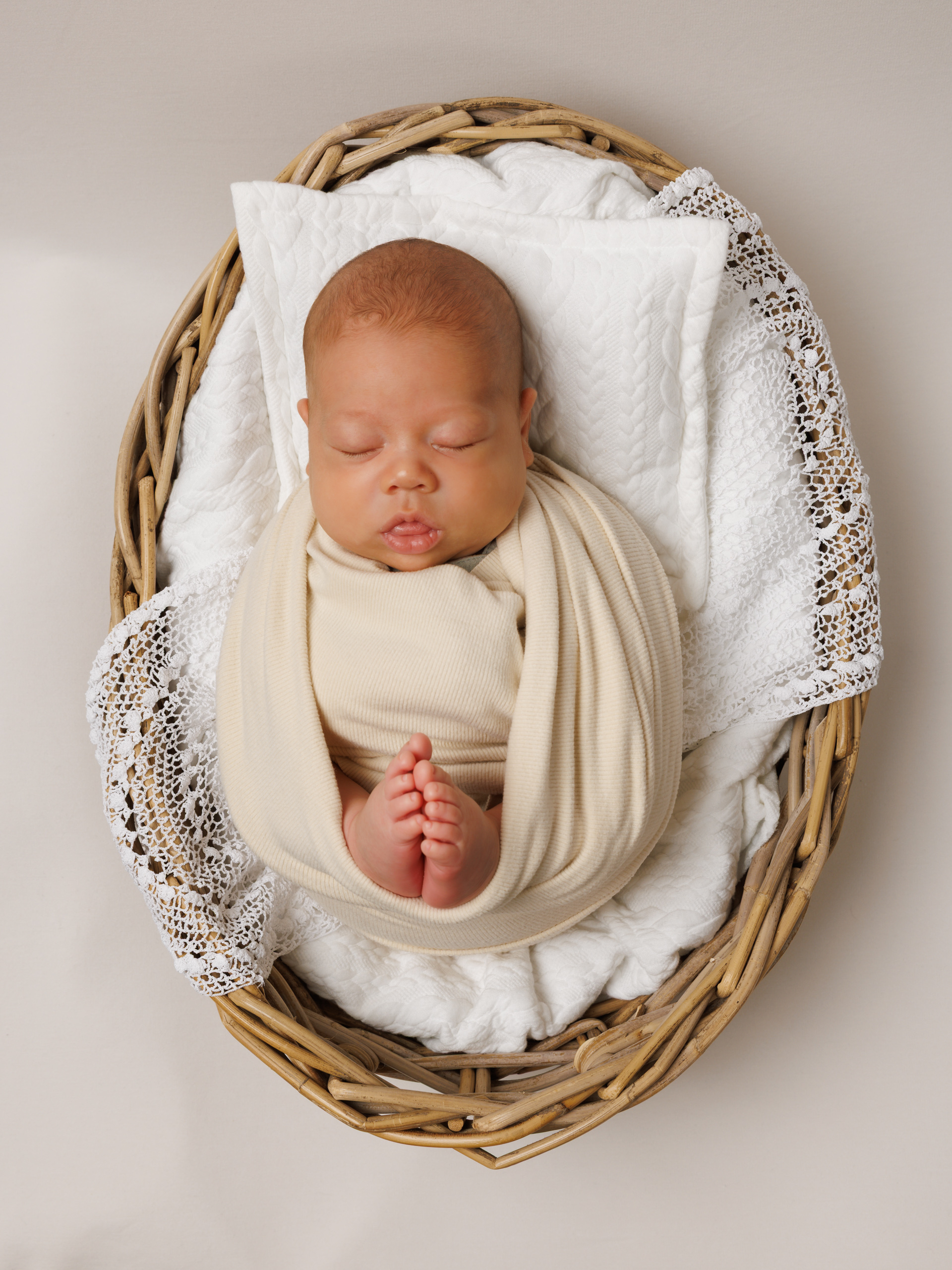 Schlafendes Neugeborenes im Holzkorb – Liebevolle Newborn-Fotografie im Fotostudio Rheintal